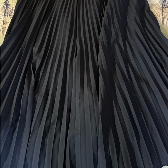 A beautiful skirt/shorts, midi length, can be wear for all occasions - Picture 4 of 7